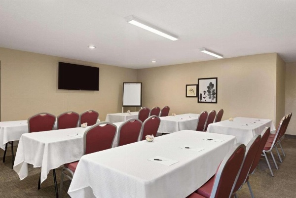 Country Inn & Suites Ankeny image 12