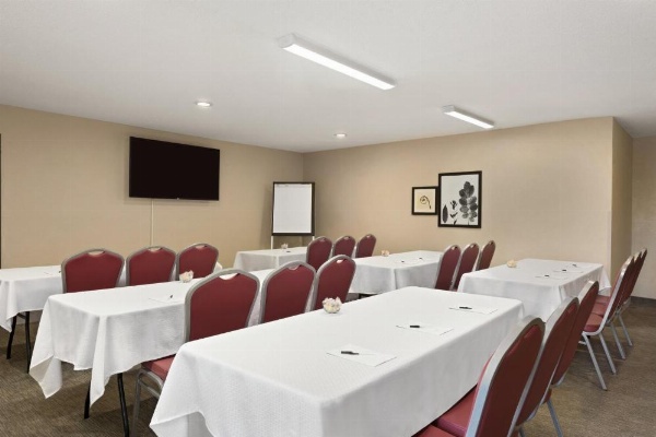 Country Inn & Suites Ankeny image 20